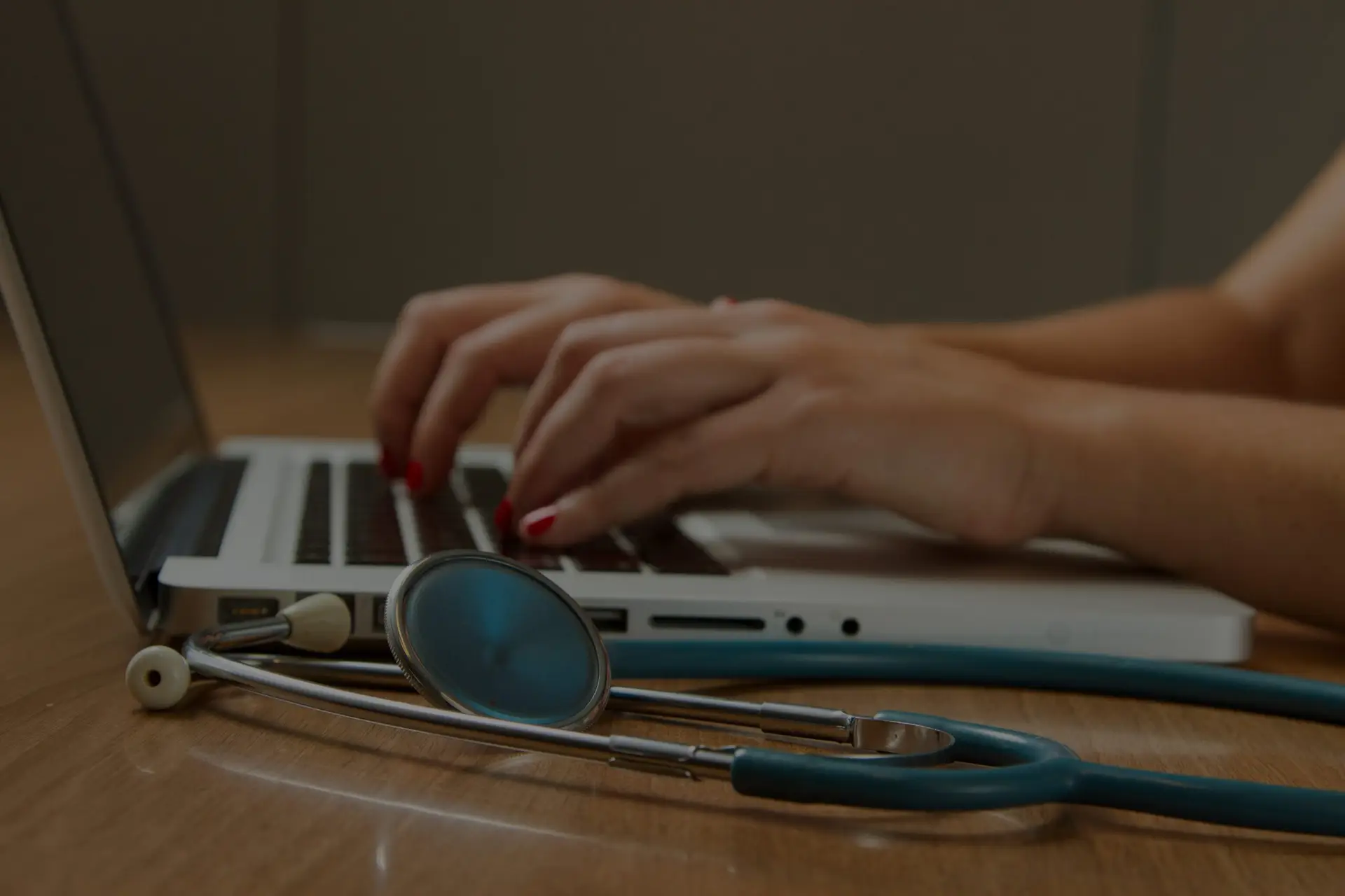 laptop con strumenti dottore